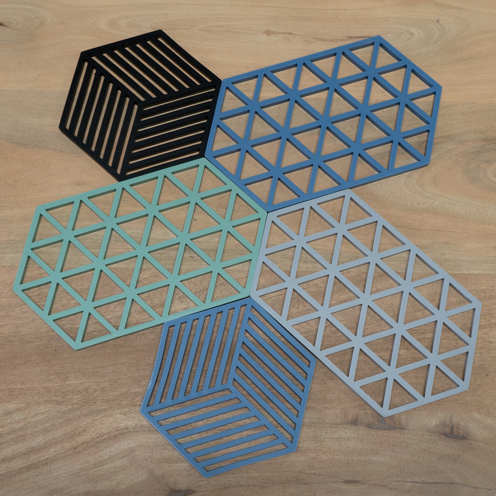 hexagon-lang-pannenonderzetters-zwart-blauw-groen-grijs