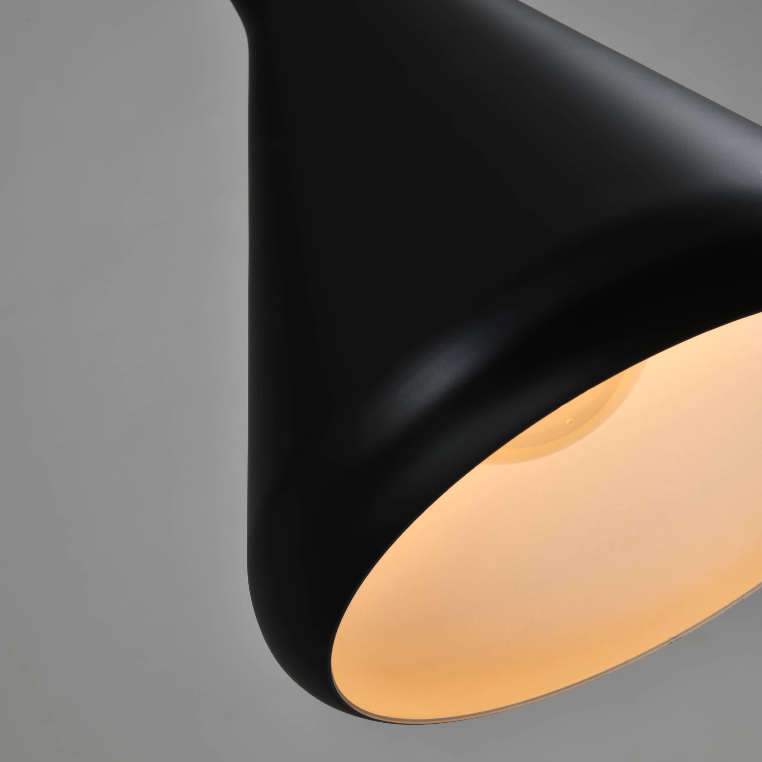 Zwarte verlichting met hout details