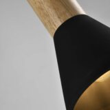 Zwarte hanglamp met houten kop en een diameter van 15 cm