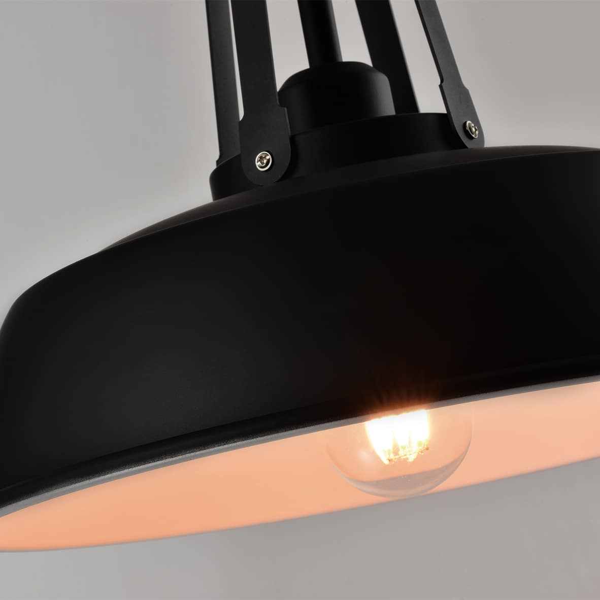 Industriële hanglamp met een witte binnenkant