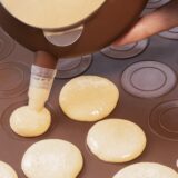 Macaron spuit met bakmat