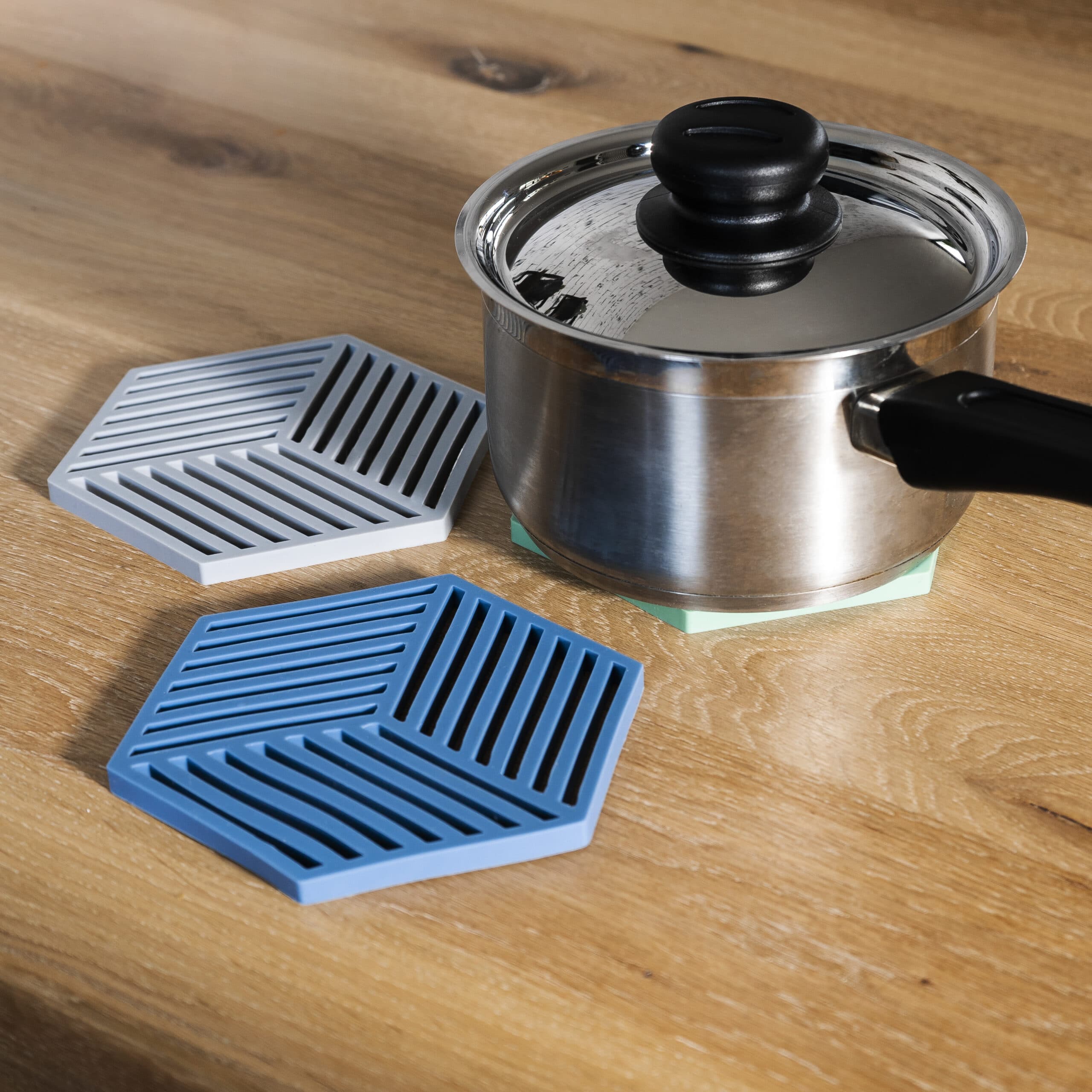Hexagon vormige onderzetters voor hete pannen op tafel