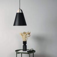 Moderne lamp van QUVIO in het zwart voor in de zithoek