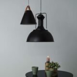Zwart hangende lampen boven tafel