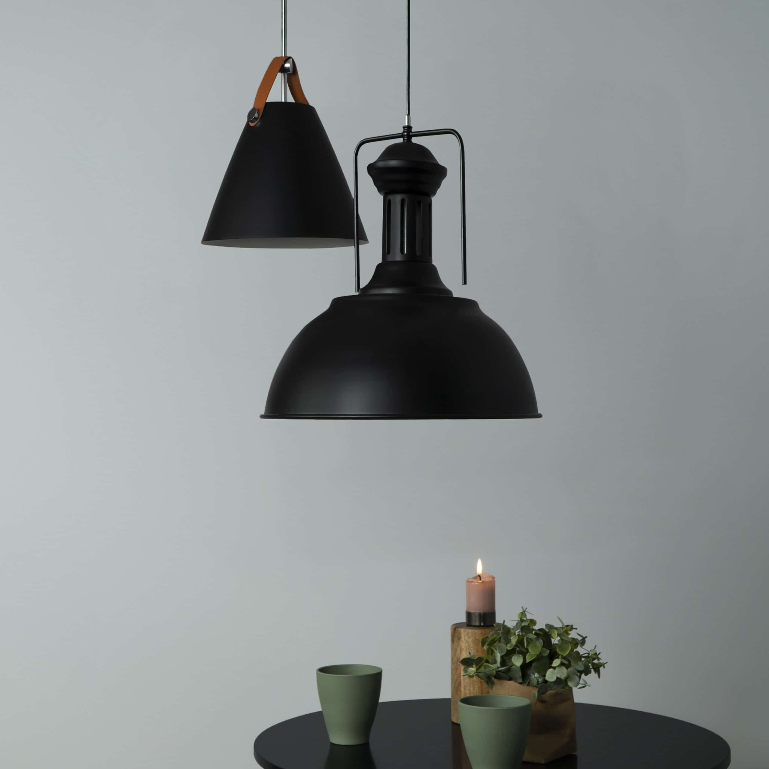 Zwart hangende lampen boven tafel