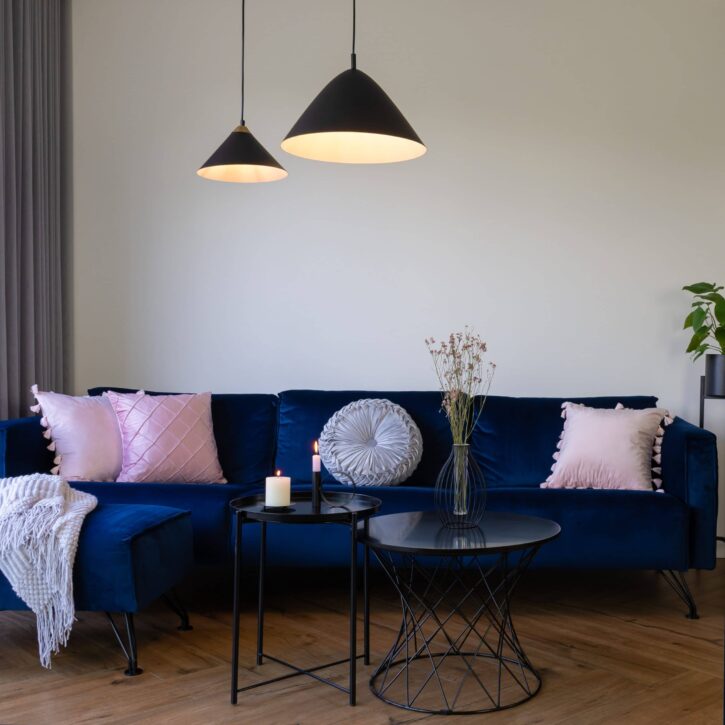 Kegelvormige verlichting in het Zwart in de kamer