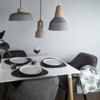 Hout met betonnen hanglampen