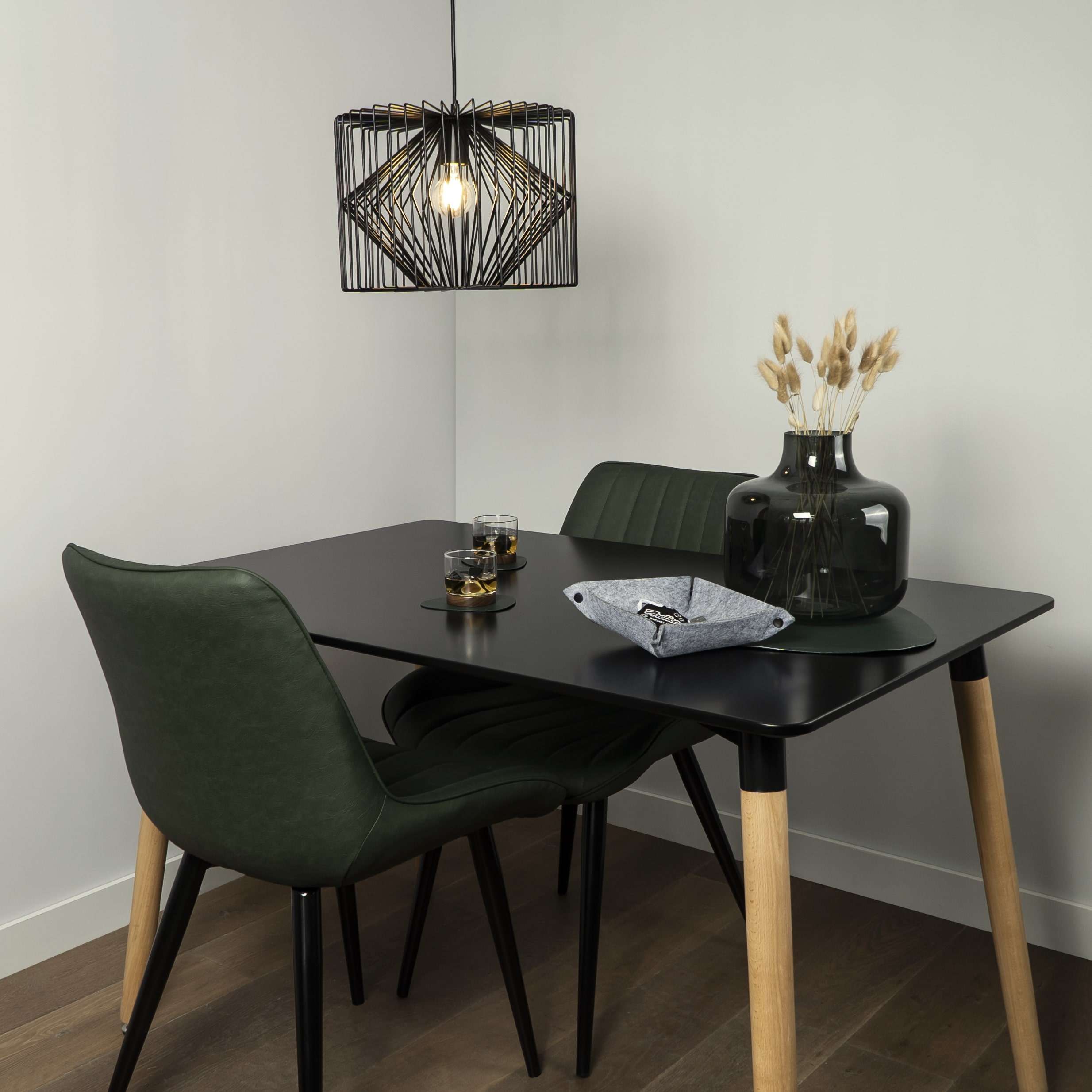 Monderne hang verlichting boven de eettafel