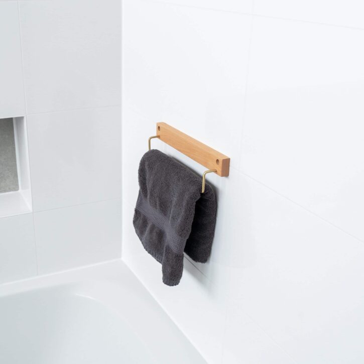 Hout met bruine houder voor aan de muur