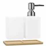 Witte zeepdispenser met tandenborstelbakje met houten plank