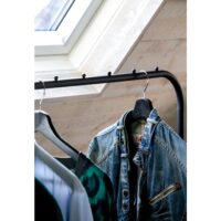 zwart kledingrek met schoenen opbergruimte