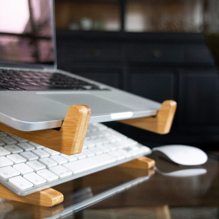 laptophouder met toetsen opbergruimte
